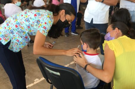 Inicia vacunación de menores de 5 a 11 años en Sinaloa, padres abarrotan punto en Los Mochis
